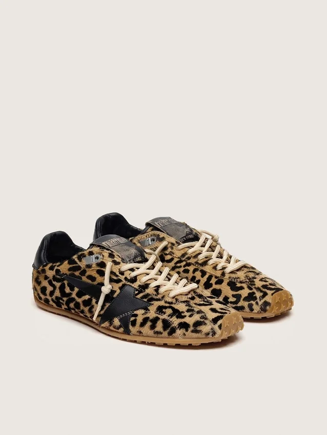 Modelul Marathon Speed pentru bărbați, din piele de ponei bej și negru cu imprimeu leopard, cu stea din piele neagră