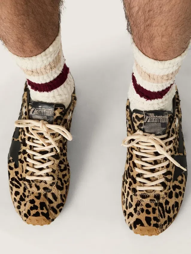 Modelul Marathon Speed pentru bărbați, din piele de ponei bej și negru cu imprimeu leopard, cu stea din piele neagră