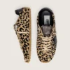 Modelul Marathon Speed pentru bărbați, din piele de ponei bej și negru cu imprimeu leopard, cu stea din piele neagră