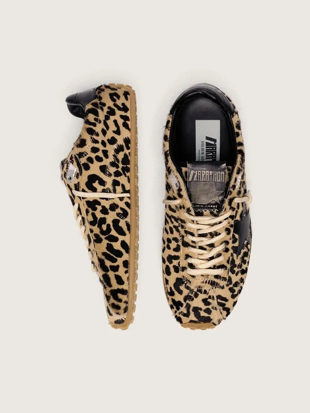 Modelul Marathon Speed pentru bărbați, din piele de ponei bej și negru cu imprimeu leopard, cu stea din piele neagră
