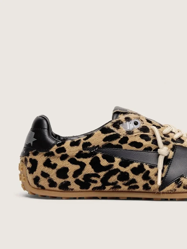 Modelul Marathon Speed pentru bărbați, din piele de ponei bej și negru cu imprimeu leopard, cu stea din piele neagră