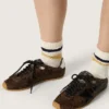 Modelul Marathon Speed pentru femei, din piele cu imprimeu de șarpe maro, stea neagră și bandă de piele argintie pe călcâi