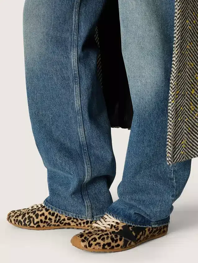 Modelul Marathon Speed pentru femei, din piele de ponei bej și negru cu imprimeu leopard, cu stea din piele neagră