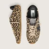 Modelul Marathon Speed pentru femei, din piele de ponei bej și negru cu imprimeu leopard, cu stea din piele neagră