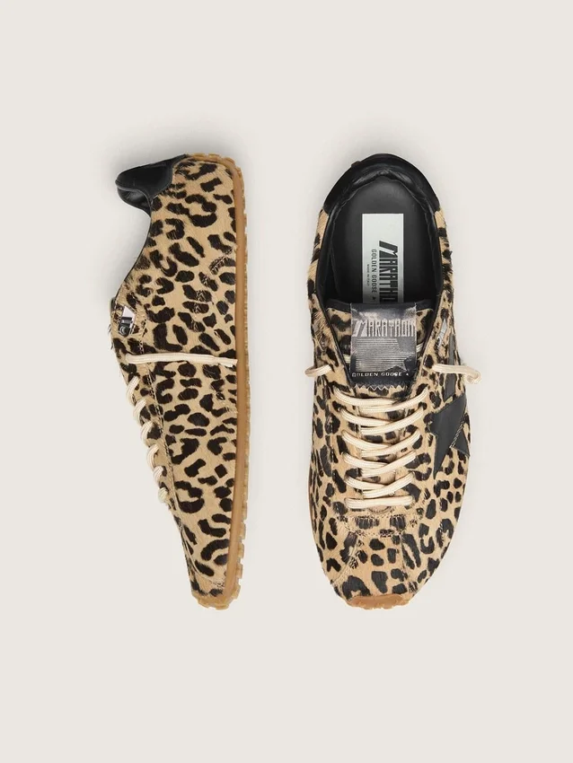 Modelul Marathon Speed pentru femei, din piele de ponei bej și negru cu imprimeu leopard, cu stea din piele neagră