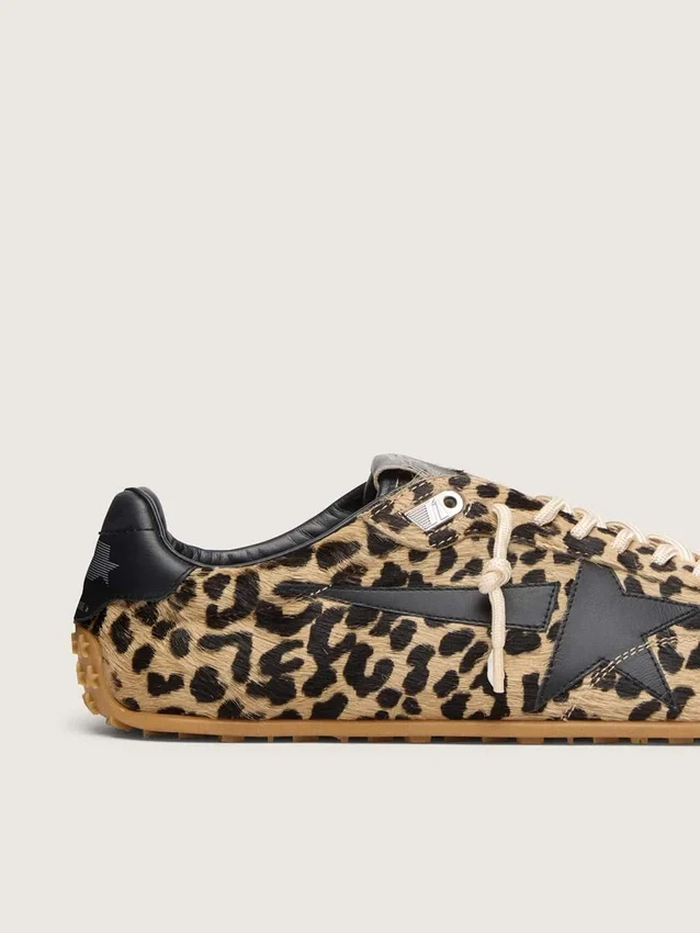 Modelul Marathon Speed pentru femei, din piele de ponei bej și negru cu imprimeu leopard, cu stea din piele neagră