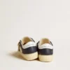 Modelul May Junior din piele albă și albastră, cu stea și bandă de călcâi din piele
