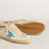 Modelul Mid Star pentru femei, din piele, cu stea albastru deschis și inserție din piele de căprioară fucsia cu ținte platinate