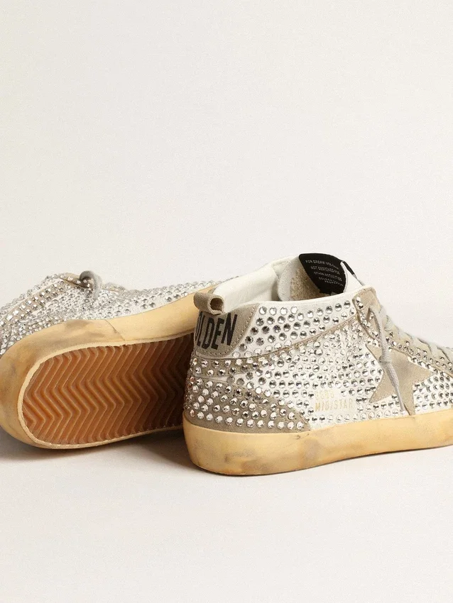Modelul Mid Star pentru femei, din piele de căprioară albă și gri-porumbel, cu cristale Swarovski