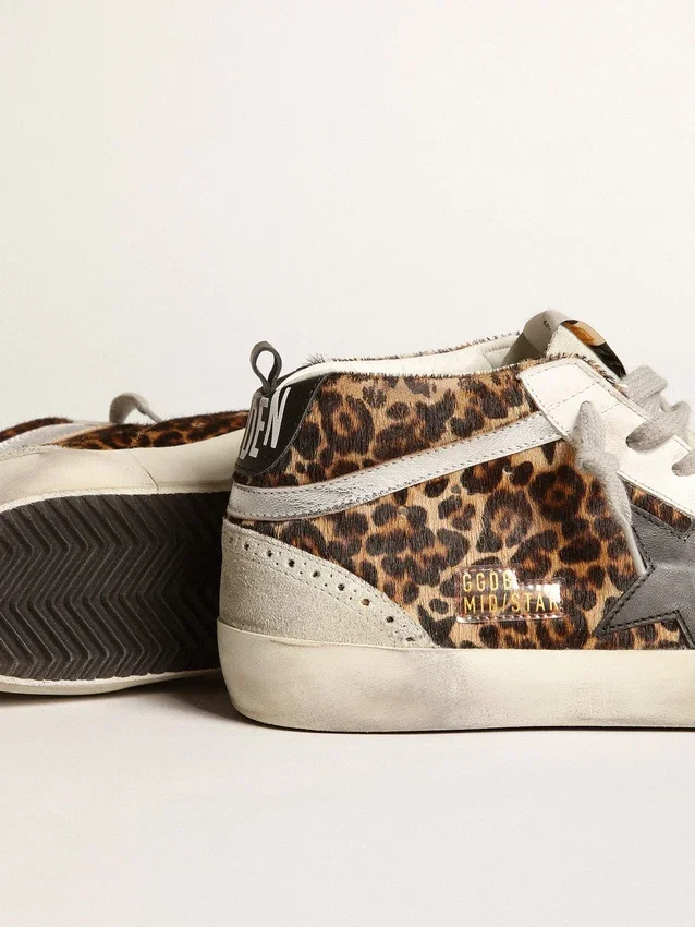 Modelul Mid Star pentru femei din piele de ponei cu imprimeu leopard și stea neagră