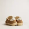 Modelul Soul Star pentru femei, din piele de căprioară de culoare camel, cu limbă și bandă de piele albă la călcâi