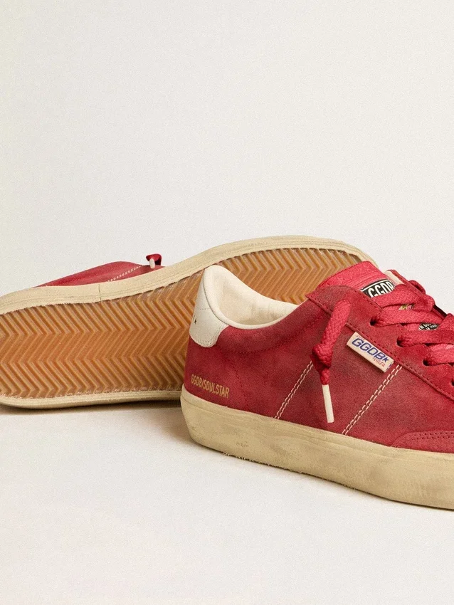 Modelul Soul Star pentru femei din piele de căprioară roșie, cu bandă de piele albă la călcâi