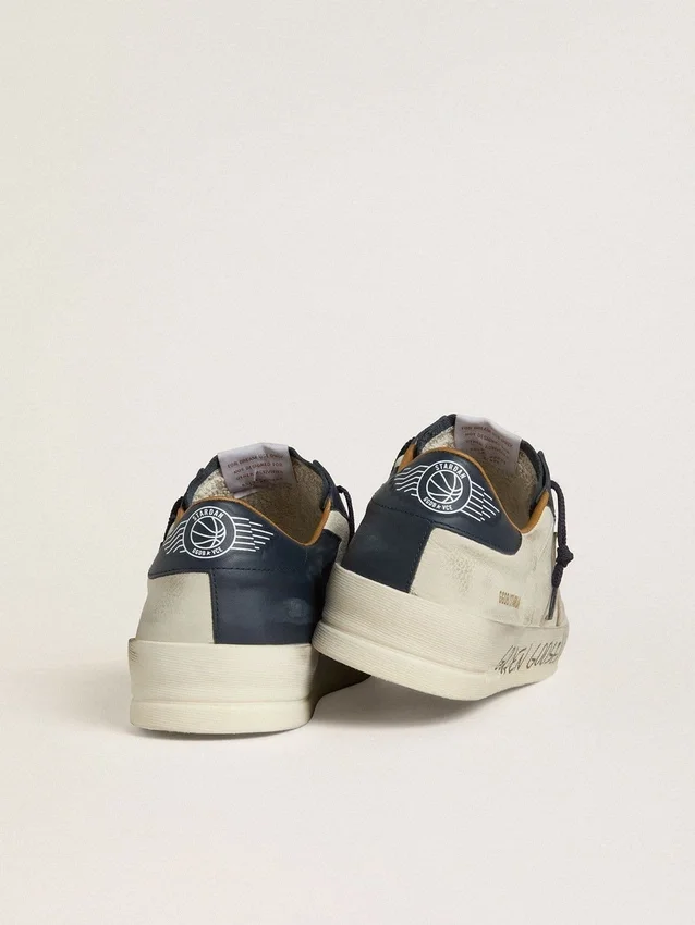 Modelul Stardan pentru bărbați din nubuc, cu stea din piele metalizată și bandă albastră din nappa pe călcâi