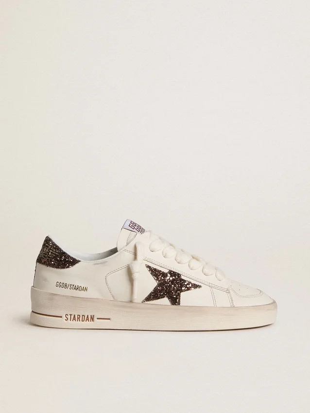 Modelul Stardan pentru femei din piele albă, cu stea maro strălucitoare și bandă pe călcâi