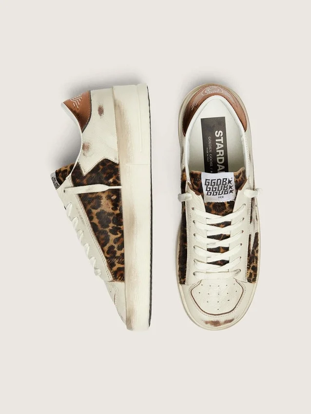 Modelul Stardan pentru femei din piele albă și piele de ponei cu imprimeu leopard, cu stea din piele albă
