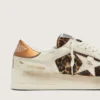 Modelul Stardan pentru femei din piele albă și piele de ponei cu imprimeu leopard, cu stea din piele albă