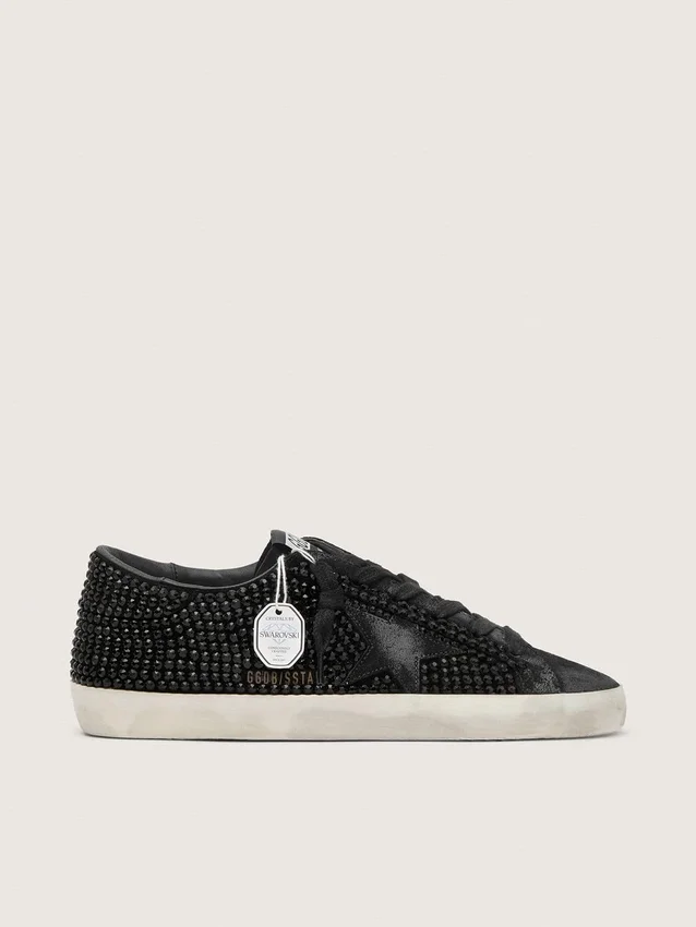 Modelul Super-Star din piele de căprioară neagră, cu cristale Swarovski și stea din piele de căprioară neagră