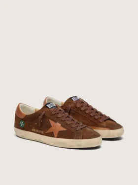 Modelul Super-Star LTD pentru bărbați din piele de căprioară maro, cu stea din piele roșu cărămiziu și broderie cu mărgele verzi