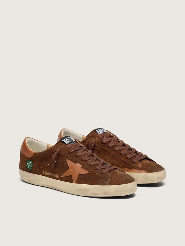Modelul Super-Star LTD pentru bărbați din piele de căprioară maro, cu stea din piele roșu cărămiziu și broderie cu mărgele verzi