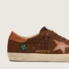 Modelul Super-Star LTD pentru bărbați din piele de căprioară maro, cu stea din piele roșu cărămiziu și broderie cu mărgele verzi