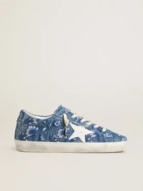Modelul Super-Star LTD pentru femei, din denim albastru deschis, cu o stea din piele albă și flori brodate