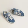 Modelul Super-Star LTD pentru femei, din denim albastru deschis, cu o stea din piele albă și flori brodate