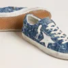 Modelul Super-Star LTD pentru femei, din denim albastru deschis, cu o stea din piele albă și flori brodate