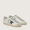 Modelul Super-Star pentru bărbați din piele albă, cu stea din nubuc negru și bandă de călcâi din piele metalizată argintie