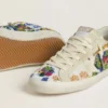 Modelul Super-Star pentru femei, cu mărgele multicolore și stea din piele de căprioară bej
