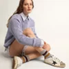 Modelul Super-Star pentru femei, cu stea neagră strălucitoare și bandă roz pe călcâi