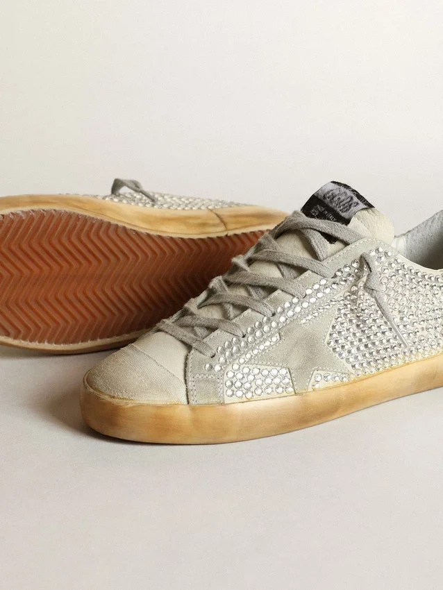 Modelul Super-Star pentru femei din nubuc alb patinat, cu cristale Swarovski