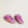 Modelul Super-Star pentru femei din piele de căprioară fucsia, cu stea și bandă pe călcâi din piele laminată portocaliu fluorescent