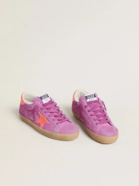 Modelul Super-Star pentru femei din piele de căprioară fucsia, cu stea și bandă pe călcâi din piele laminată portocaliu fluorescent