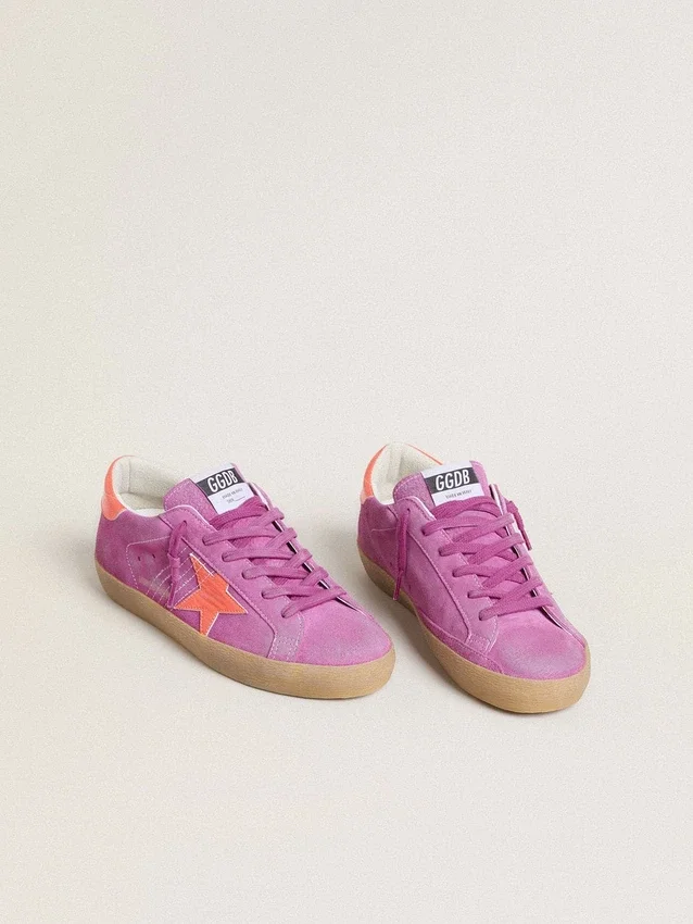 Modelul Super-Star pentru femei din piele de căprioară fucsia, cu stea și bandă pe călcâi din piele laminată portocaliu fluorescent