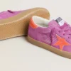 Modelul Super-Star pentru femei din piele de căprioară fucsia, cu stea și bandă pe călcâi din piele laminată portocaliu fluorescent