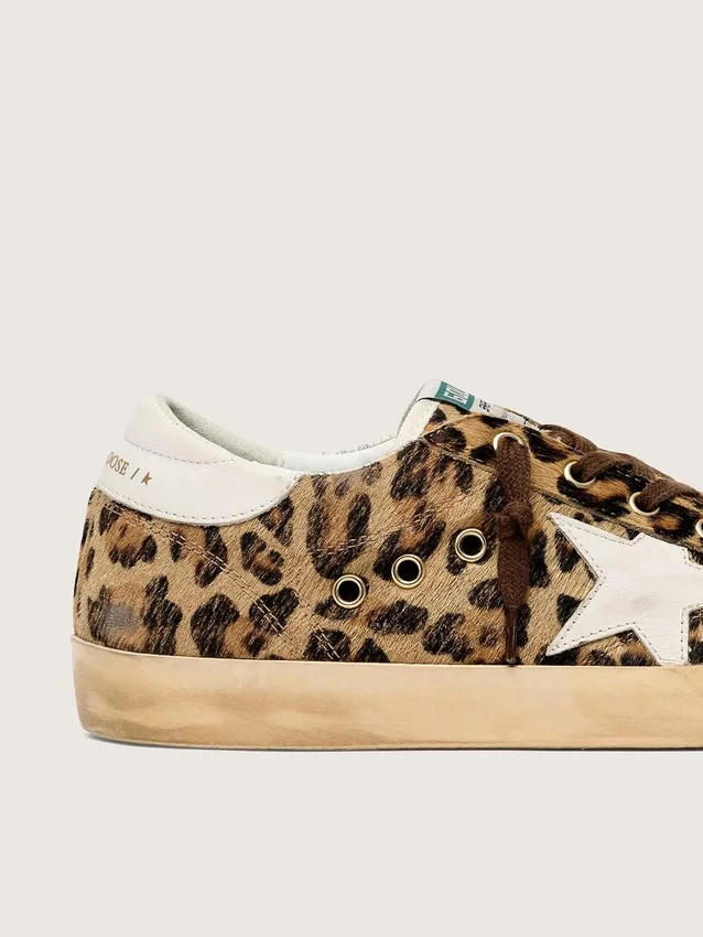 Modelul Super-Star pentru femei din piele de ponei cu imprimeu leopard, cu stea din piele și bandă la călcâi