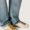 Modelul True-Star pentru femei din piele nappa albă, cu stea aurie și bandă de călcâi din piele de căprioară bej
