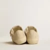 Modelul V-Star pentru femei din piele de căprioară de culoare perlată, cu stea din piele metalizată argintie