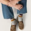 Modelul VCE Penstar pentru bărbați, din piele de ponei cu imprimeu leopard și bandă de piele neagră la călcâi