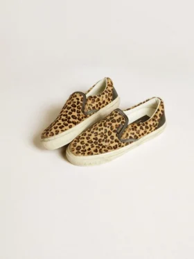 Modelul VCE Penstar pentru femei, din piele de ponei cu imprimeu leopard și bandă de piele neagră la călcâi