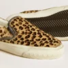 Modelul VCE Penstar pentru femei, din piele de ponei cu imprimeu leopard și bandă de piele neagră la călcâi