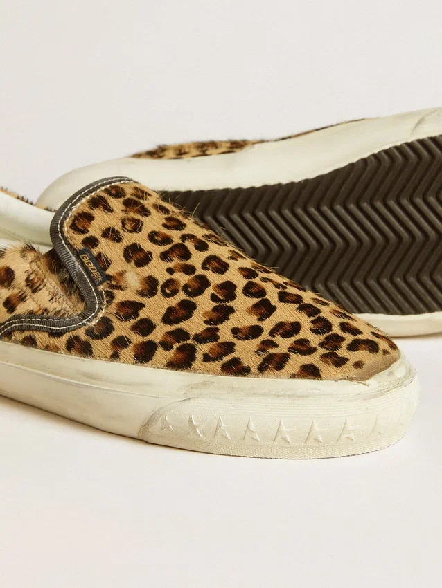 Modelul VCE Penstar pentru femei, din piele de ponei cu imprimeu leopard și bandă de piele neagră la călcâi