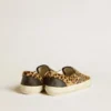 Modelul VCE Penstar pentru femei, din piele de ponei cu imprimeu leopard și bandă de piele neagră la călcâi