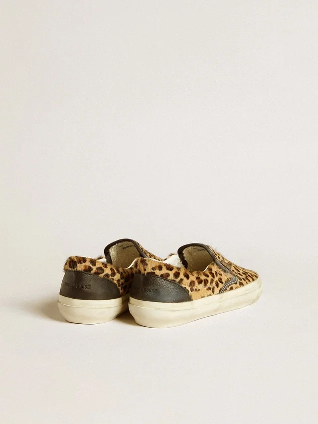 Modelul VCE Penstar pentru femei, din piele de ponei cu imprimeu leopard și bandă de piele neagră la călcâi