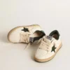 Modelul „Young Ball Star” din piele albă cu stea din piele de căprioară verde