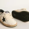 Modelul „Young Ball Star” din piele albă cu stea din piele de căprioară verde