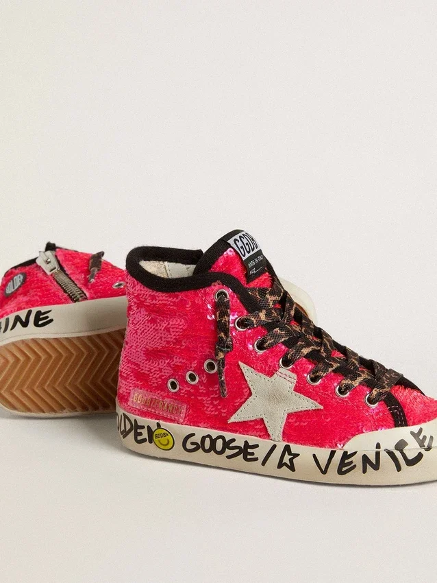 Modelul Young Francy cu paiete, stea din piele de căprioară gri-gheață și Șireturi cu imprimeu animalier