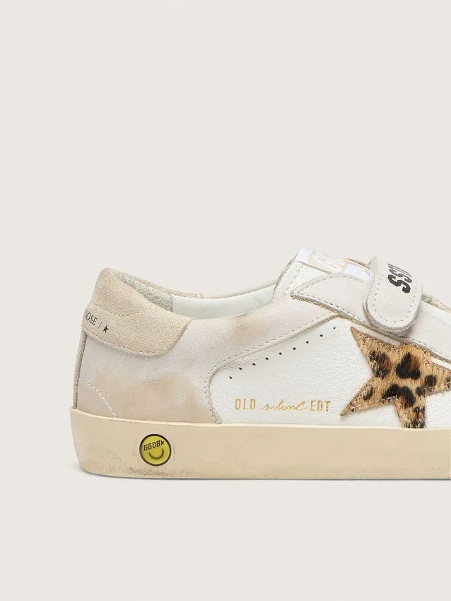 Modelul „Young Old School” din piele nappa, cu stea din piele de ponei cu imprimeu leopard și inserții din piele