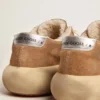Modelul Space-Star pentru bărbați, din piele de căprioară de culoarea tutunului și căptușeală din piele de oaie
