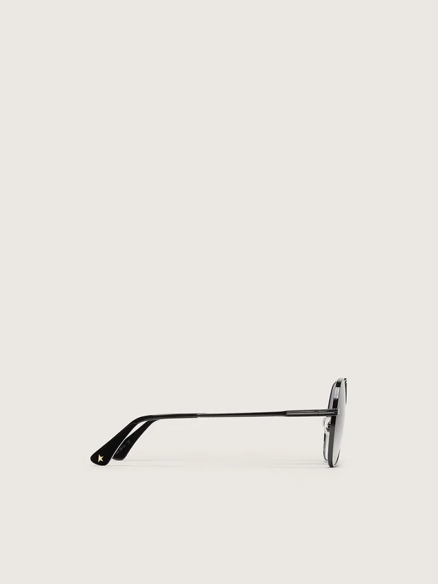 Ochelari de soare în stil aviator, cu ramă de culoare metalică și lentile gri
